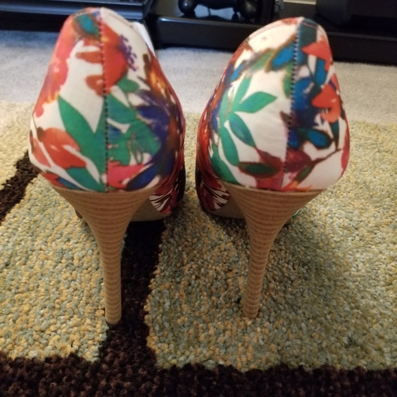 Christian Siriano (For Payless) Floral Heel - Size 8W - 4" Heel - Picture 5 of 8